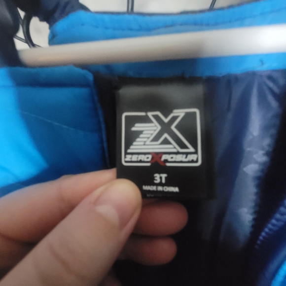 Zero posur overall snow pants size 3T. The lining of the legs is gathered. - Picture 3 of 3